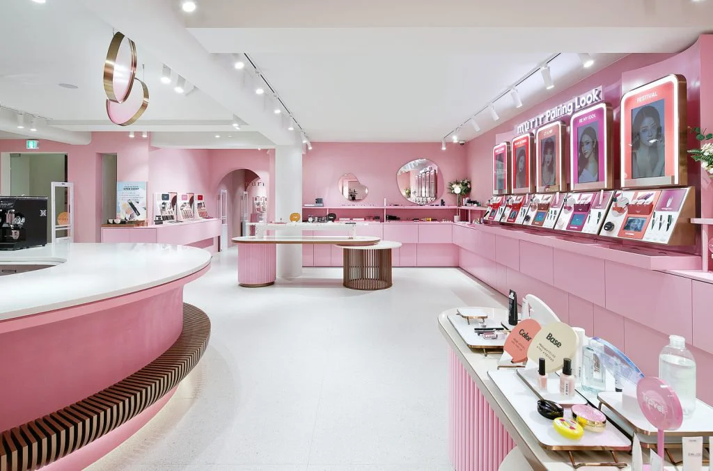 decor cửa hàng mỹ phẩm