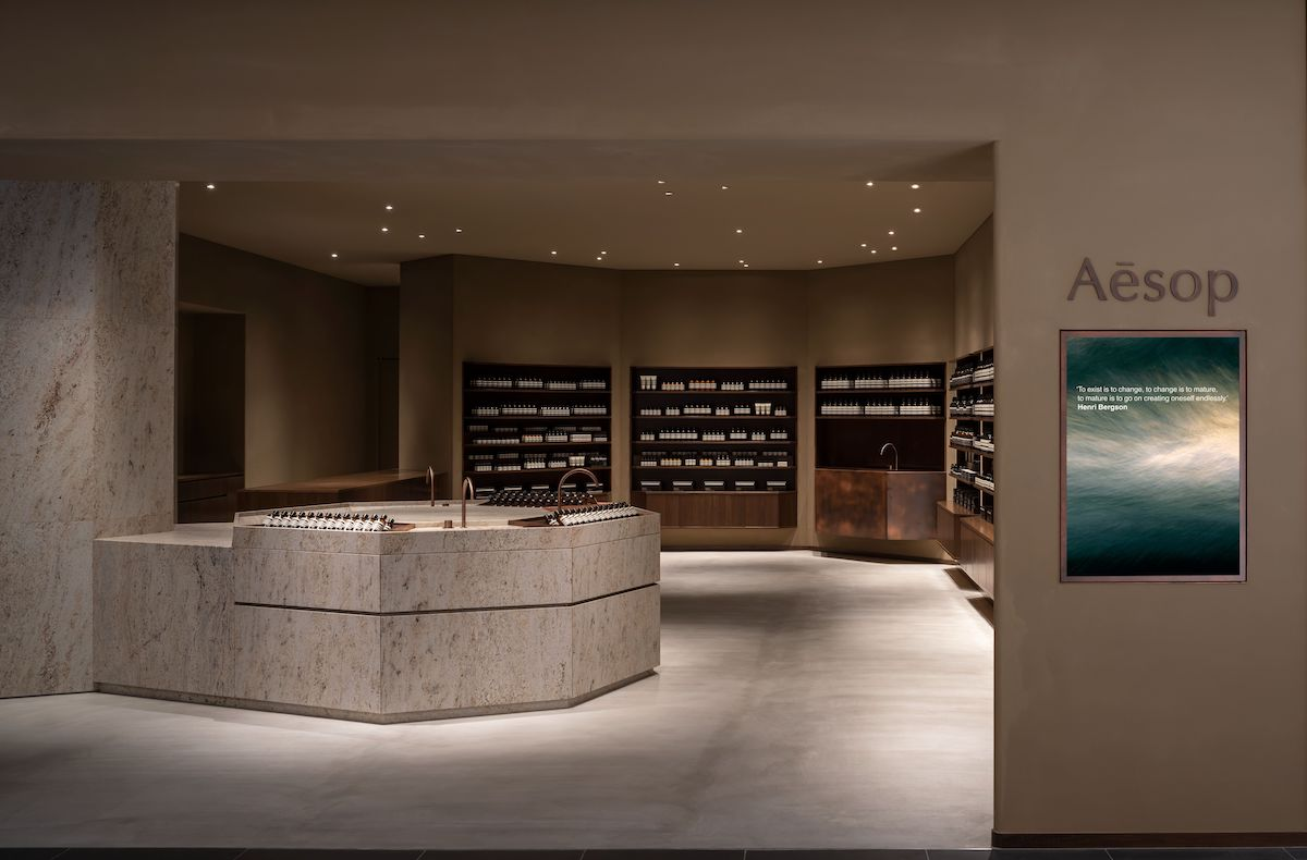 decor cửa hàng mỹ phẩm